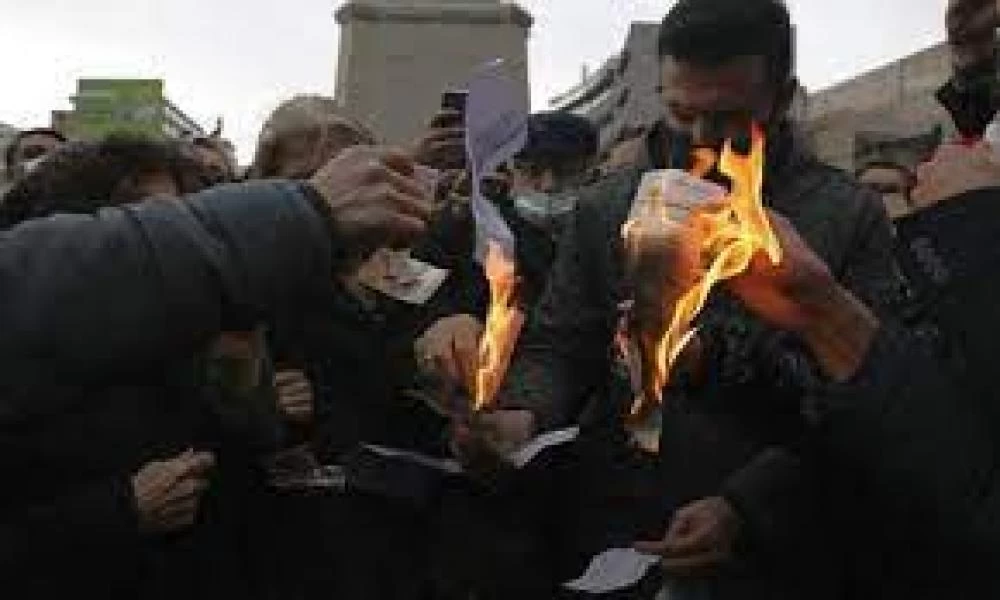 Σε απόγνωση οι Τούρκοι καίνε λογαριασμούς ρεύματος στους δρόμους